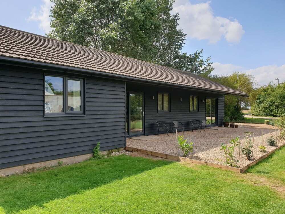 Swallows Nest, Cottage, Fishing Lakes Nr Cleethorpes, Adults Only Pet Friendly
