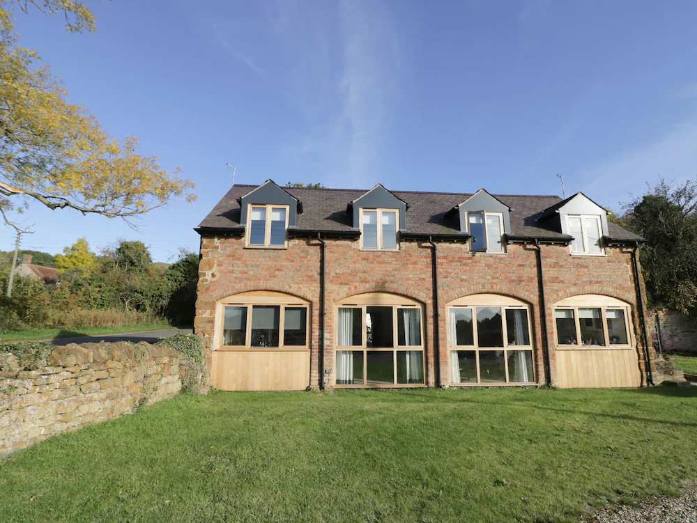 THE GRANARY, pet friendly, character holiday cottage in Gaydon