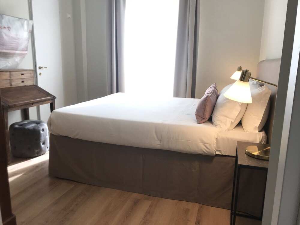 4 bedrooms, 4 bathrooms, 1 kitchen, 1 living room, 1 minute to the Vatican
