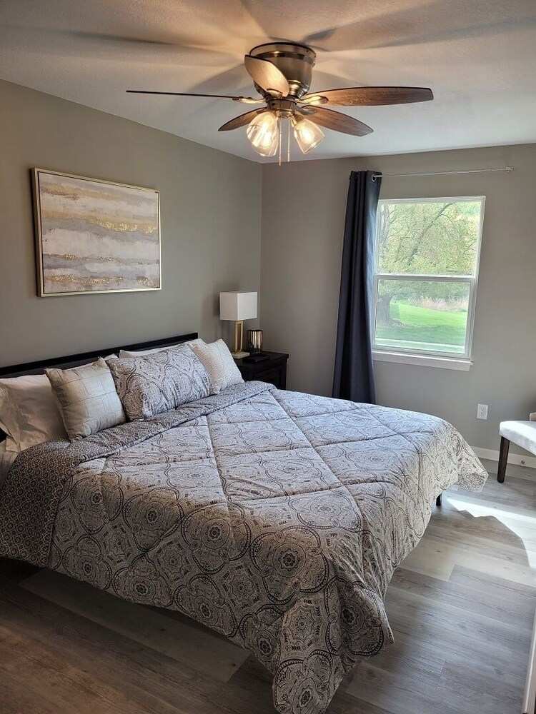 Beautiful 3 Bed, 2 Bath, Sleeps 6, Full Kitchen. garage. Close to World cup!