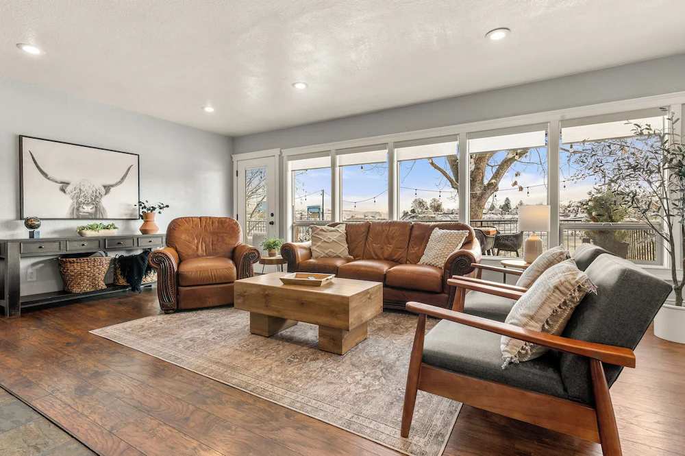 Riverview Home - walking trails - convenient location