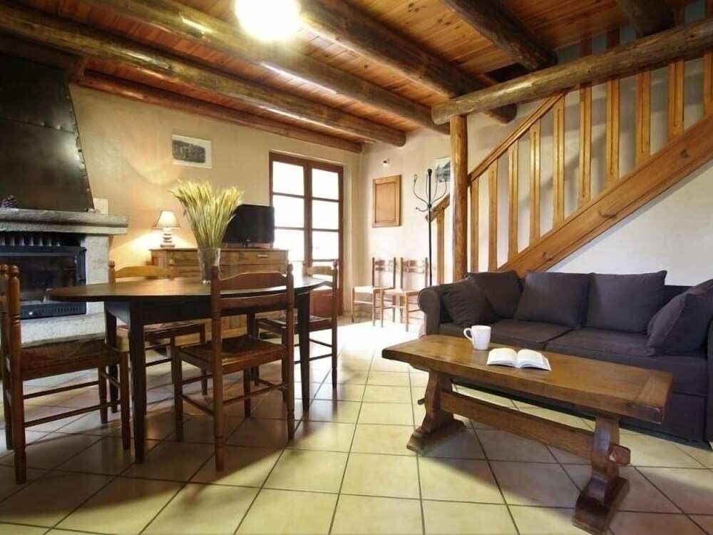 Charming Stone House with Terrace, Enclosed Garden, Near Medieval City