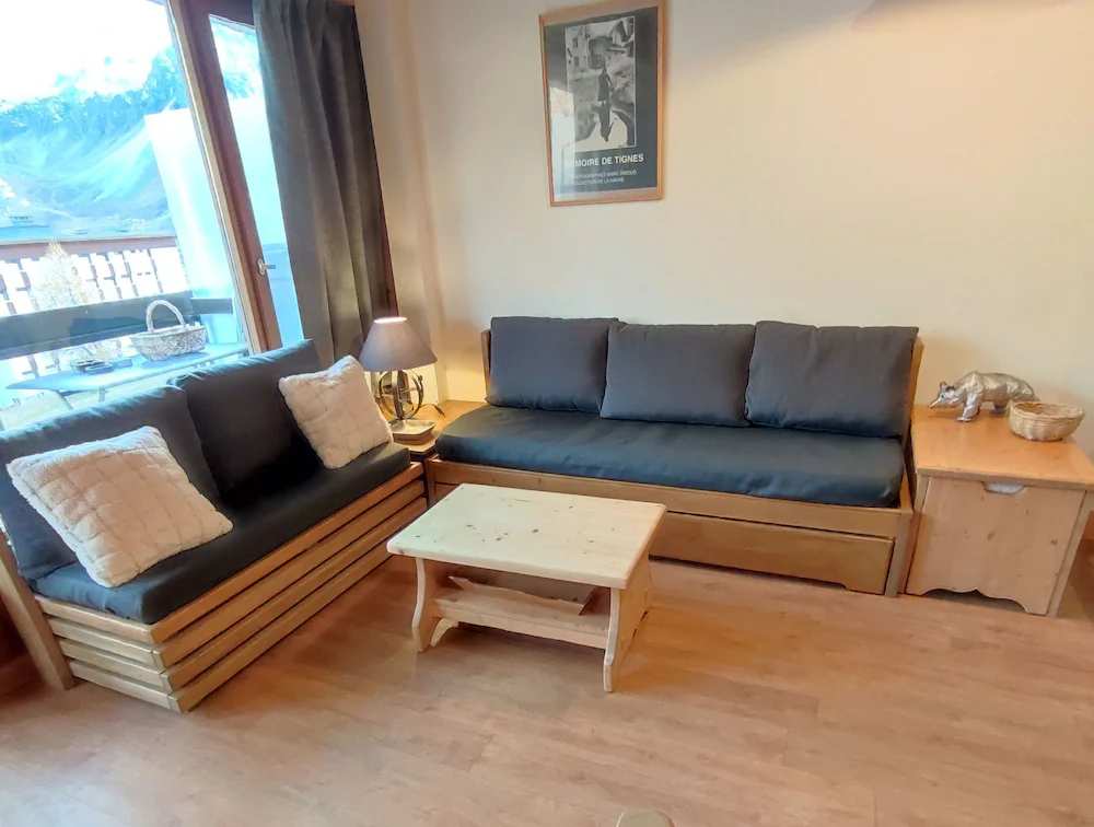 Charming south-facing apartment at the foot of the ski runs. Close to shops.