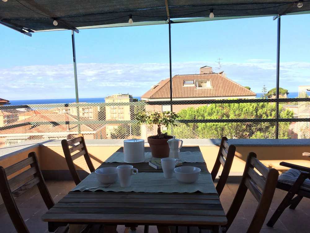 casa cercada por vegetação perto do mar com terraço e girdino