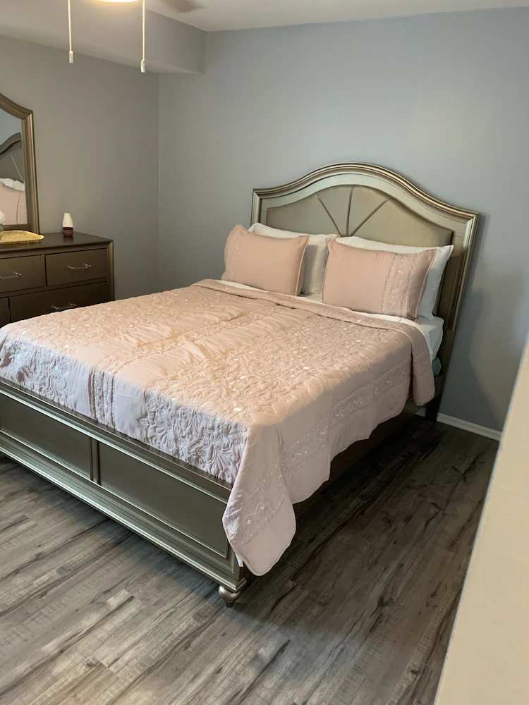 Beutifull furniture condo less than a mile from king of Prussia mall