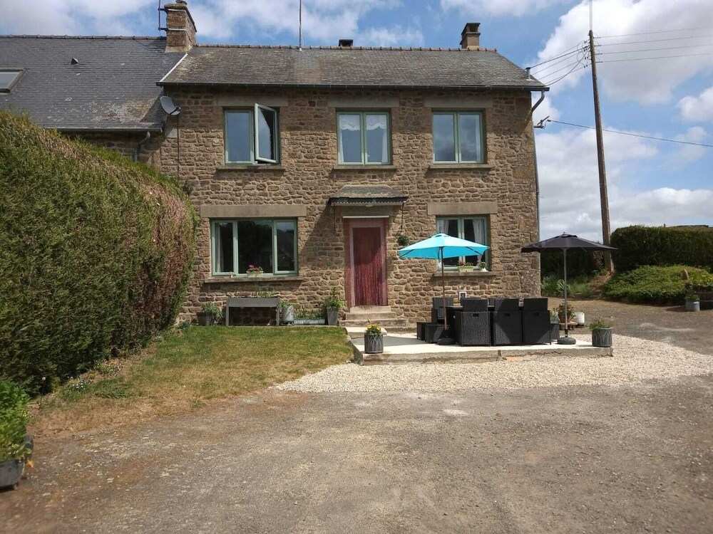 Tranquil, Farmhouse sleeps 6 comfortably, with private large swimming pool