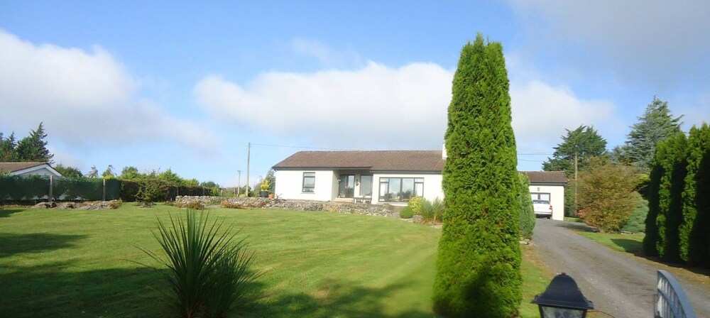 Family Retreat With Panoramic Lake View And Large Front And Back Gardens