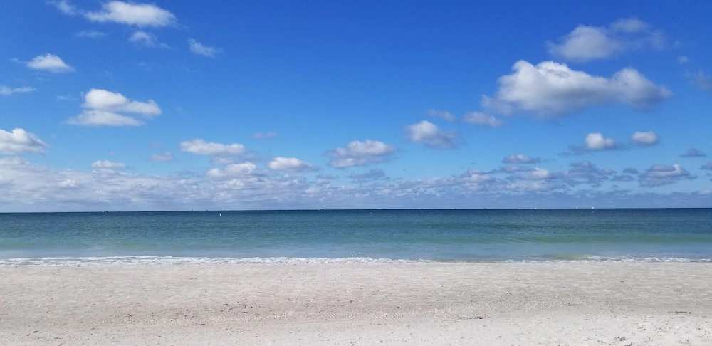 Mooie St Pete Beach Vacation Condo aan de overkant van het strand