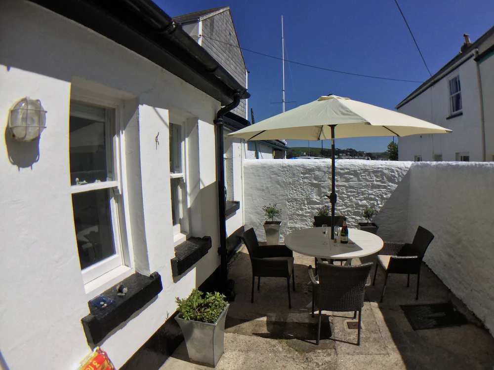 TRINITY COTTAGE. Encantadora cabaña histórica junto al muelle en Appledore.