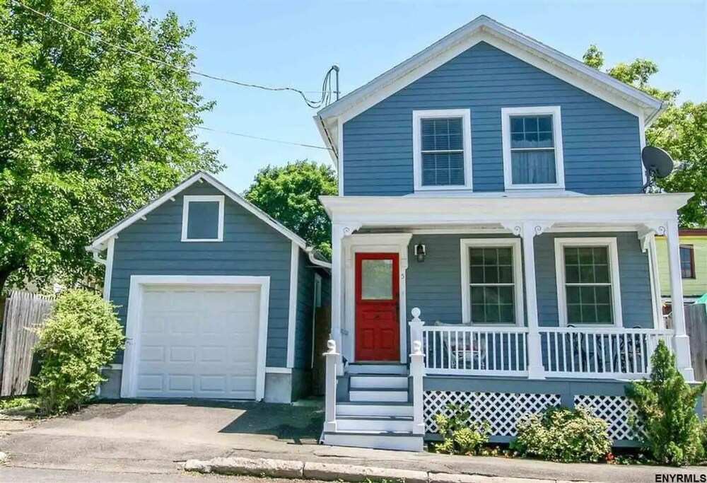 Bungalow Hudson - cozy 3 BR house with huge garden - steps from Warren Street!