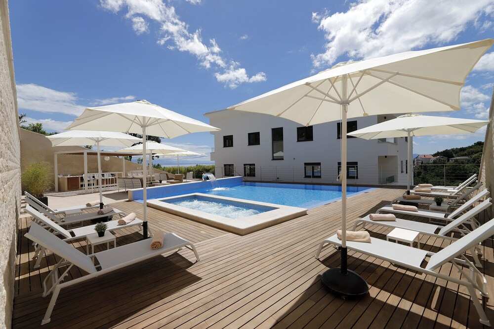 MODENA MARIS-heated pool-grill-relax-jacuzzi apartments