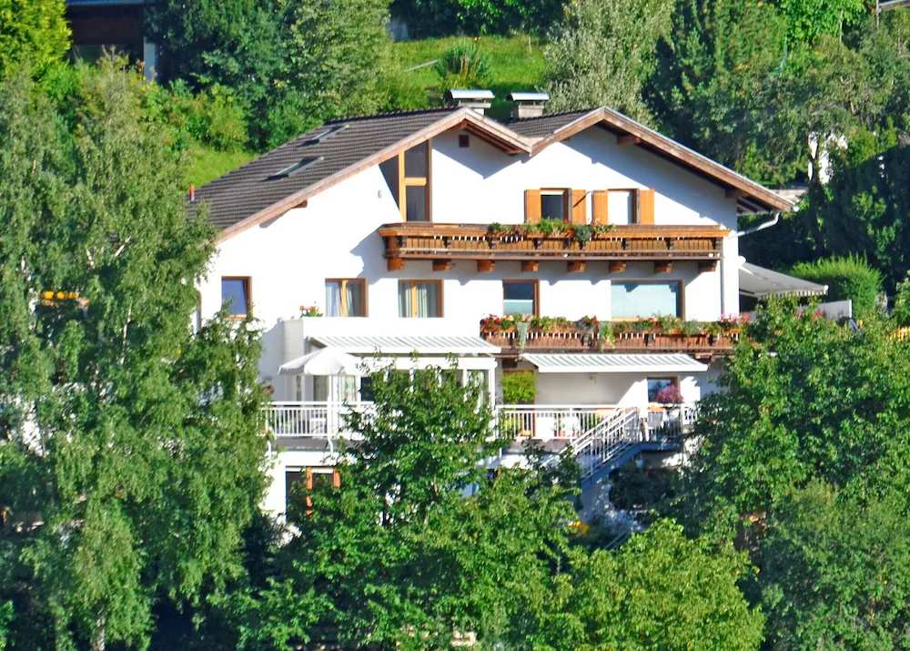 Cozy apartment overlooking a garden in a magnificent panoramic location