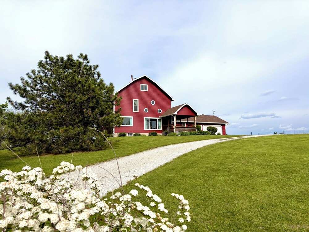 Serenity Heights - Peaceful Country Acres with beautiful view in every direction