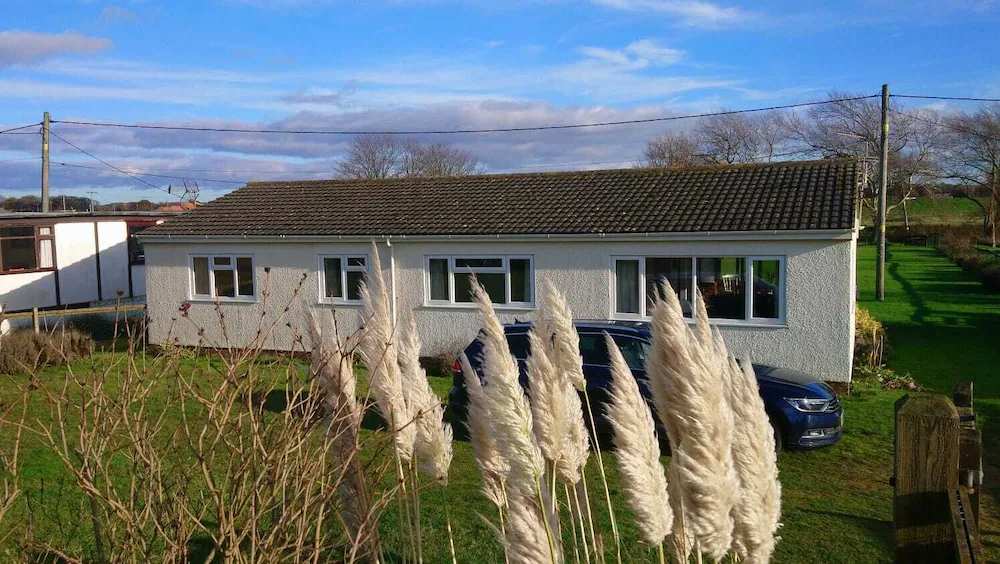 4 Bed Beach Bungalow with Dog-friendly Garden & Hot Tub on South Beach, Heacham