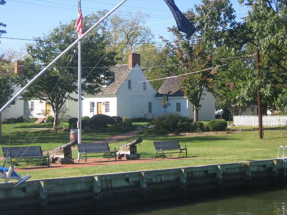 John Bruff Waterview Cottage - on Harbor and on Park - In Town St. Michaels!