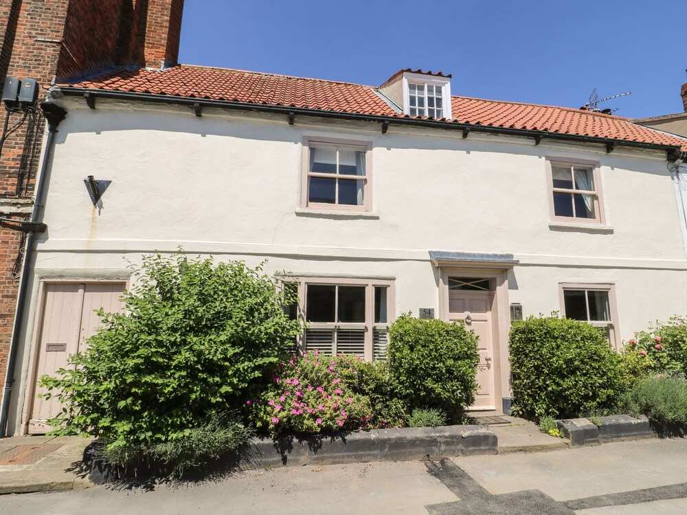 54 BRIDGE STREET, character holiday cottage, with open fire in Brigg