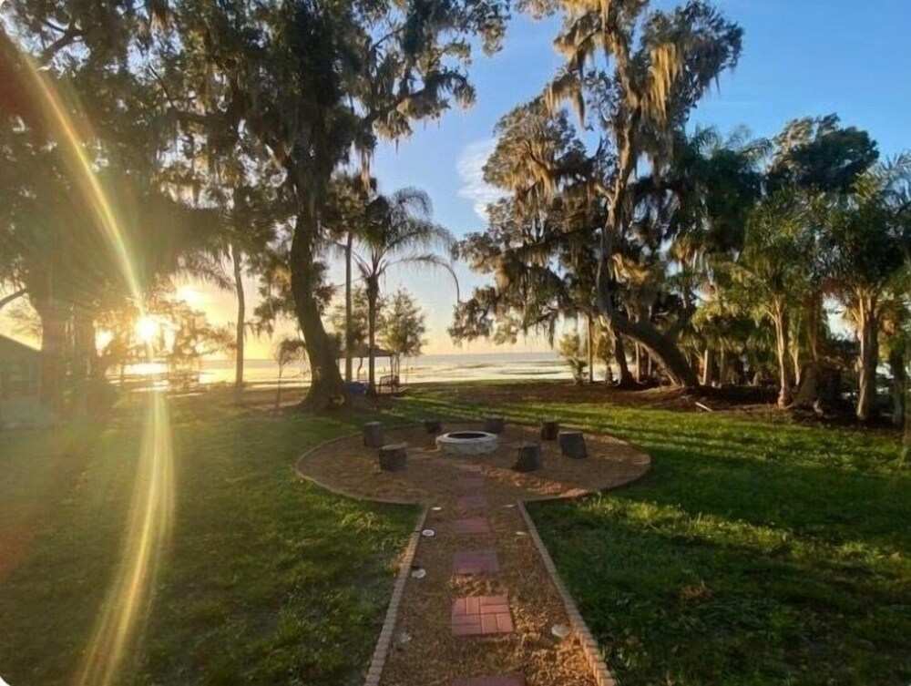 COUNTRYSIDE VACATION BY THE LAKE HOUSE CENTRAL FLORIDA