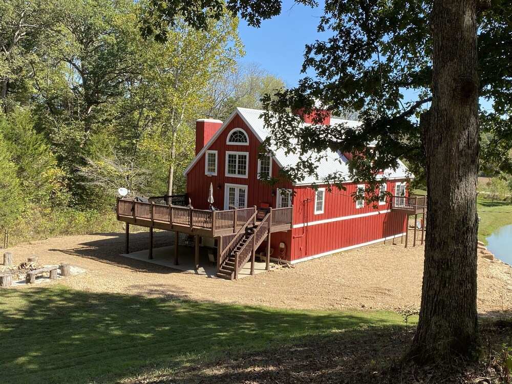 🌞Family Friendly 6 Bedroom Lodge.Restored Barn140 acres 3 Lakes.Miles of Trails!