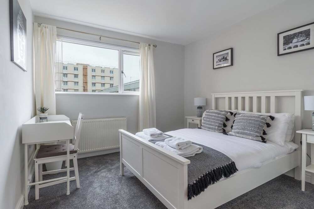 Howick House-Sleeps 5-Pet friendly-Parking-Garden