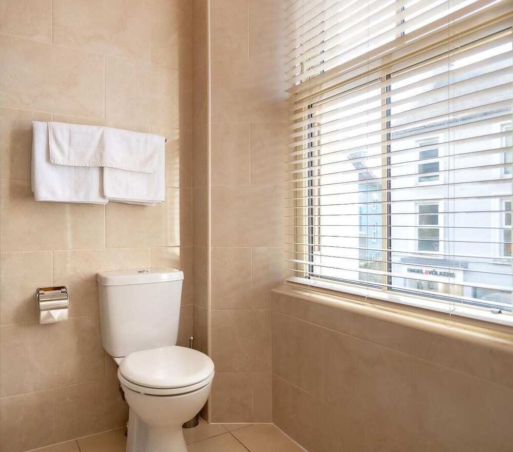 Um apartamento de 2 camas que acomoda 4 pessoas em 2 quartos