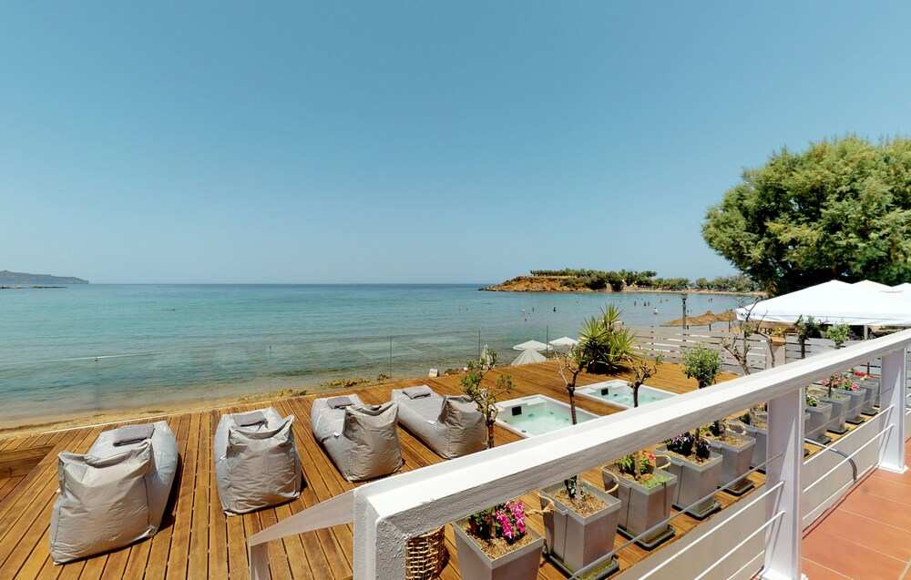 Beachfront Modern Property With 2 Outdoor hot Tubs Only 300m From Restaurants Shops