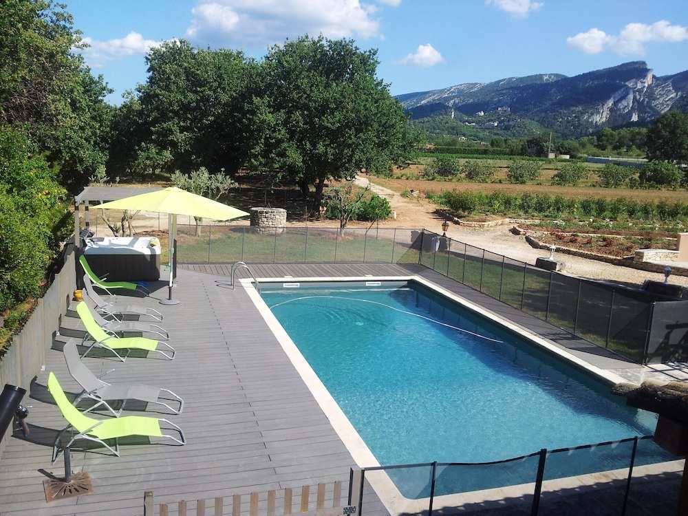 Apartment With 2 Bedrooms in Maubec, With Shared Pool, Enclosed Garden and Wifi
