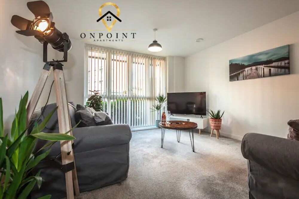 OnPoint- AMAZING Apartment Perfect for Business/Work/Leisure!