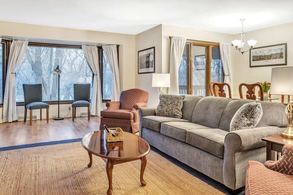 Amazing Hideaway - Short Walk To Hoyt Park! 3 Bedroom Townhouse by Redawning