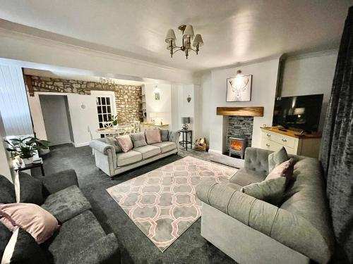 Traditional cosy PET FRIENDLY cottage by the canal with Cymru Holidays