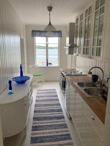 Waterfront house with jacuzzi & jetty in Stockholm