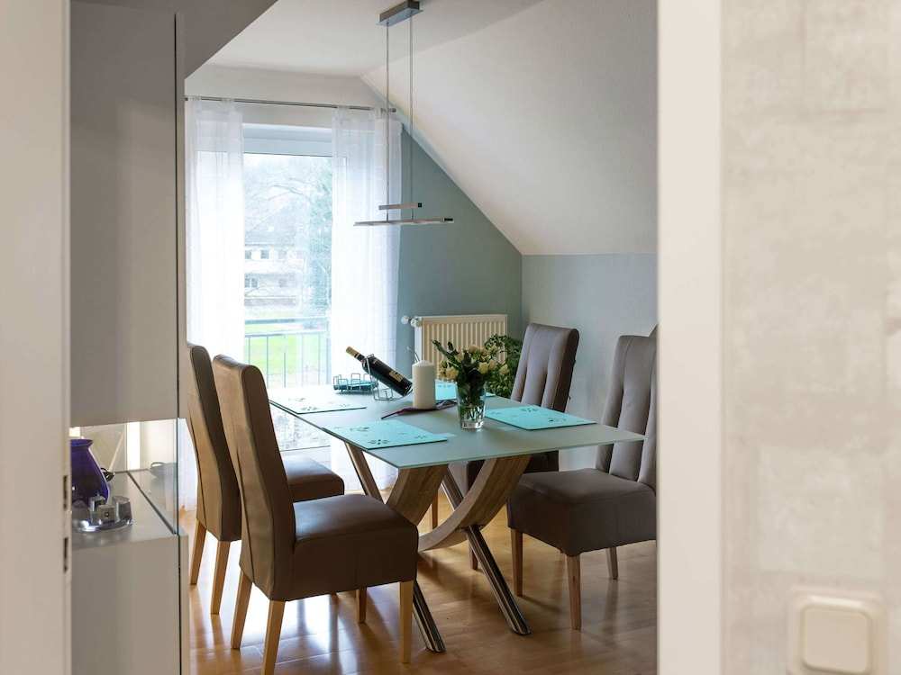 High-quality apartment, lovingly furnished with balcony and garage