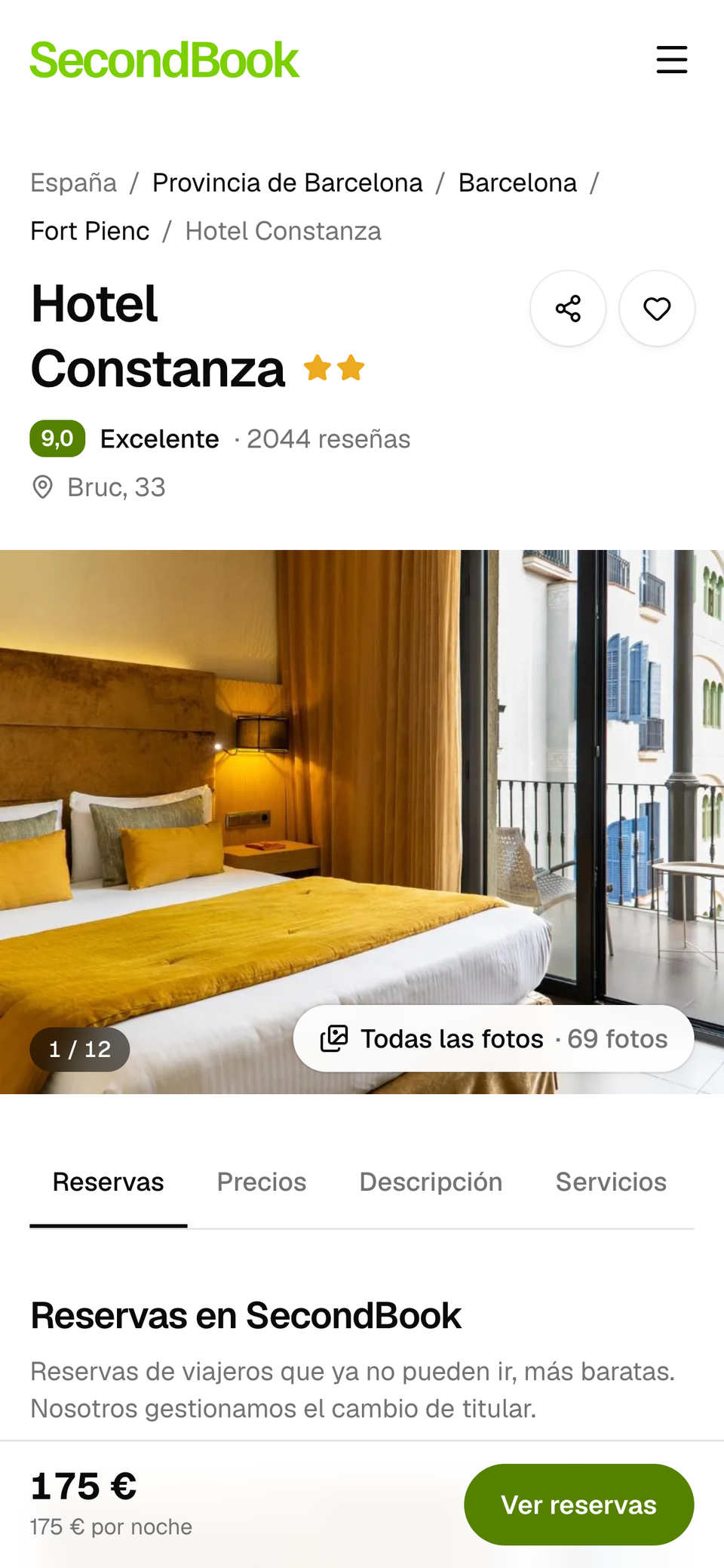 Página de un hotel en un móvil, con las fotos, la puntuación y el precio de la reserva en venta abajo.
