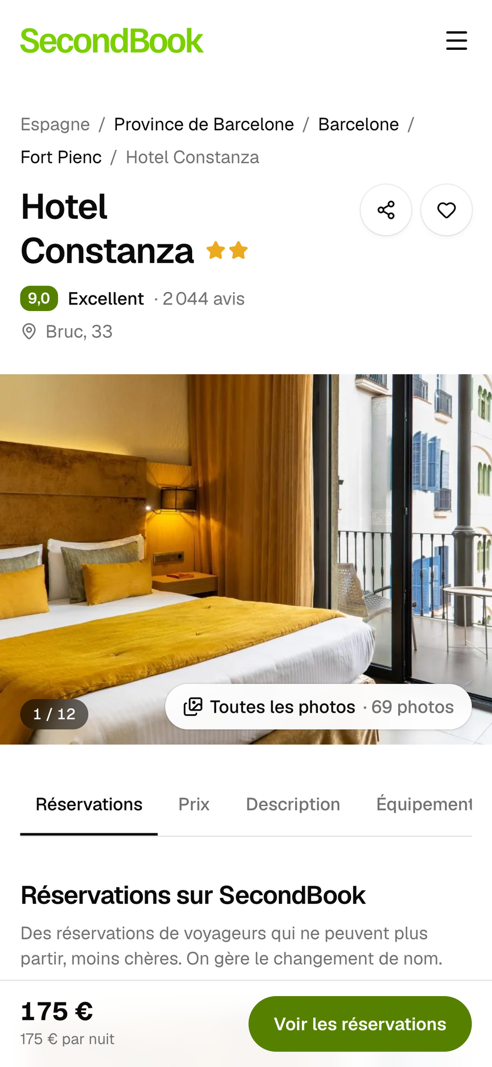 Une page d’hôtel sur mobile, avec les photos, la note et le prix de la réservation en bas.