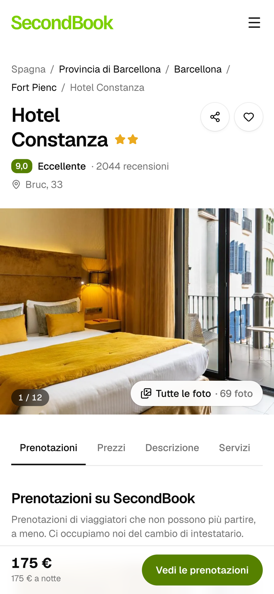 Pagina di un hotel sul telefono, con le foto, la valutazione e il prezzo della prenotazione in basso.
