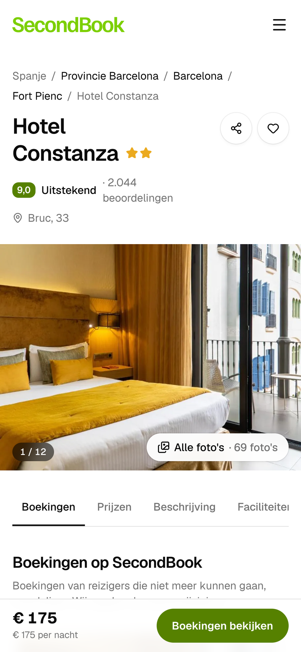 Een hotelpagina op een telefoon, met de foto’s, de beoordeling en de prijs van de boeking onderaan.